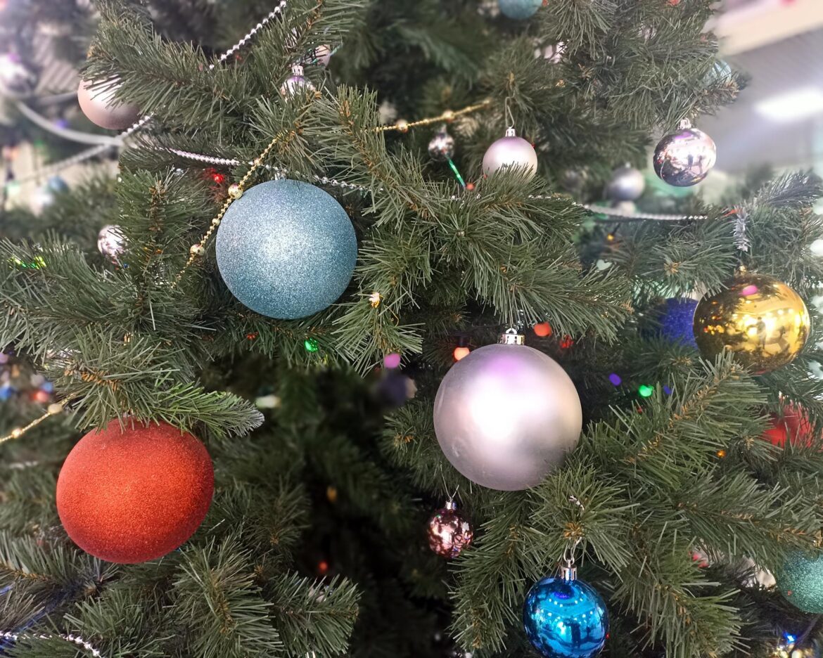 В торговом центре “Гранд Парк”, Клинцы Брянской области, создали атмосферу новогодних праздников
