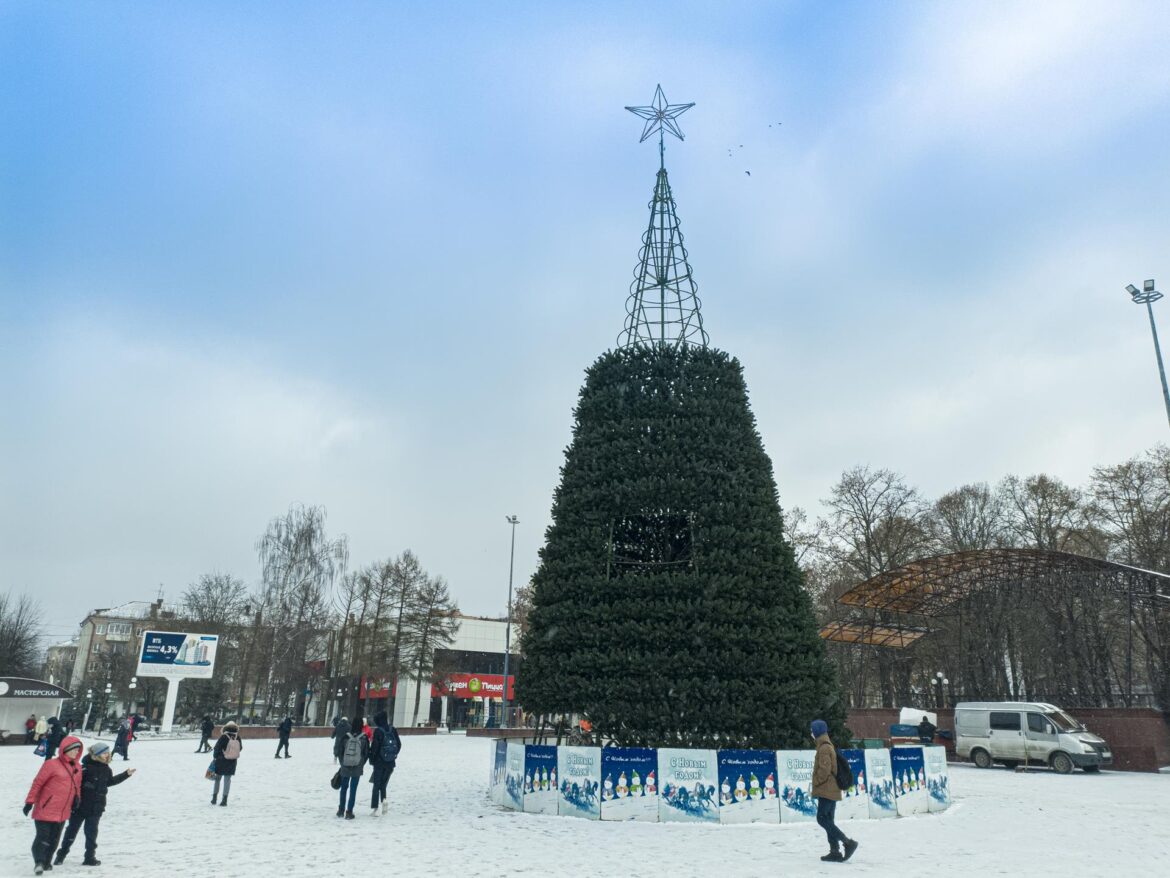 Подходит к завершению наряжание новогодней ели на главной площади в Клинцах