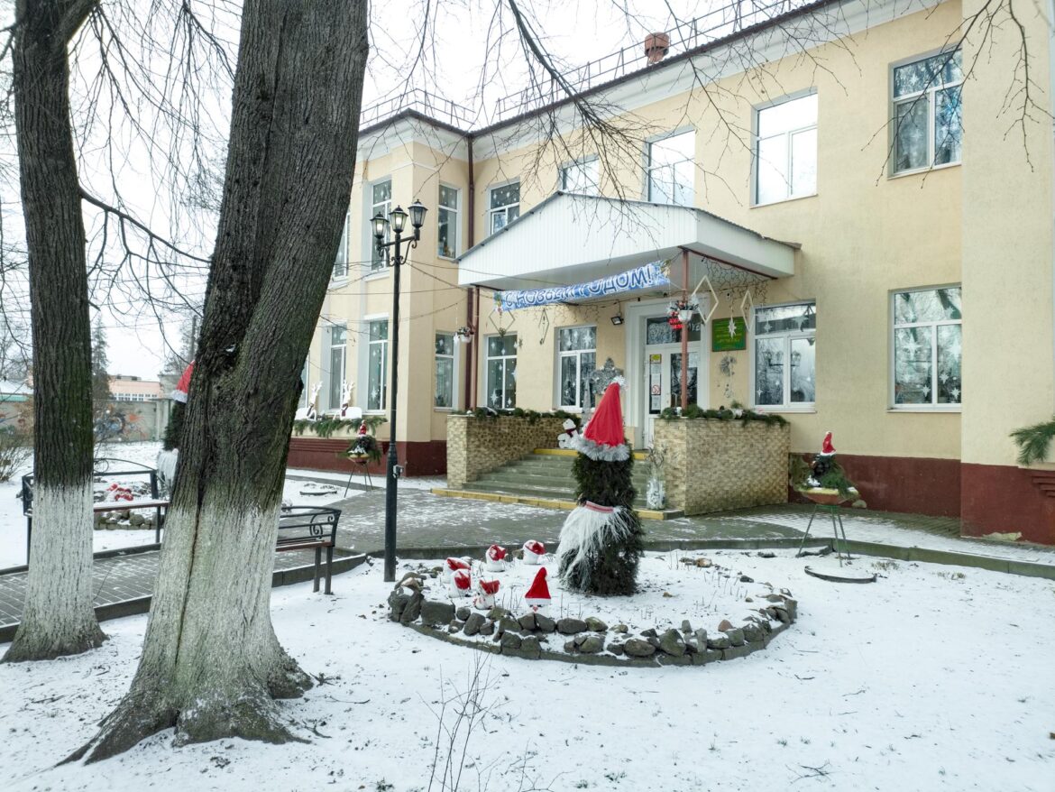В Клинцах, в детском саду «Ручеек», на время новогодних и рождественских праздников оживили туи