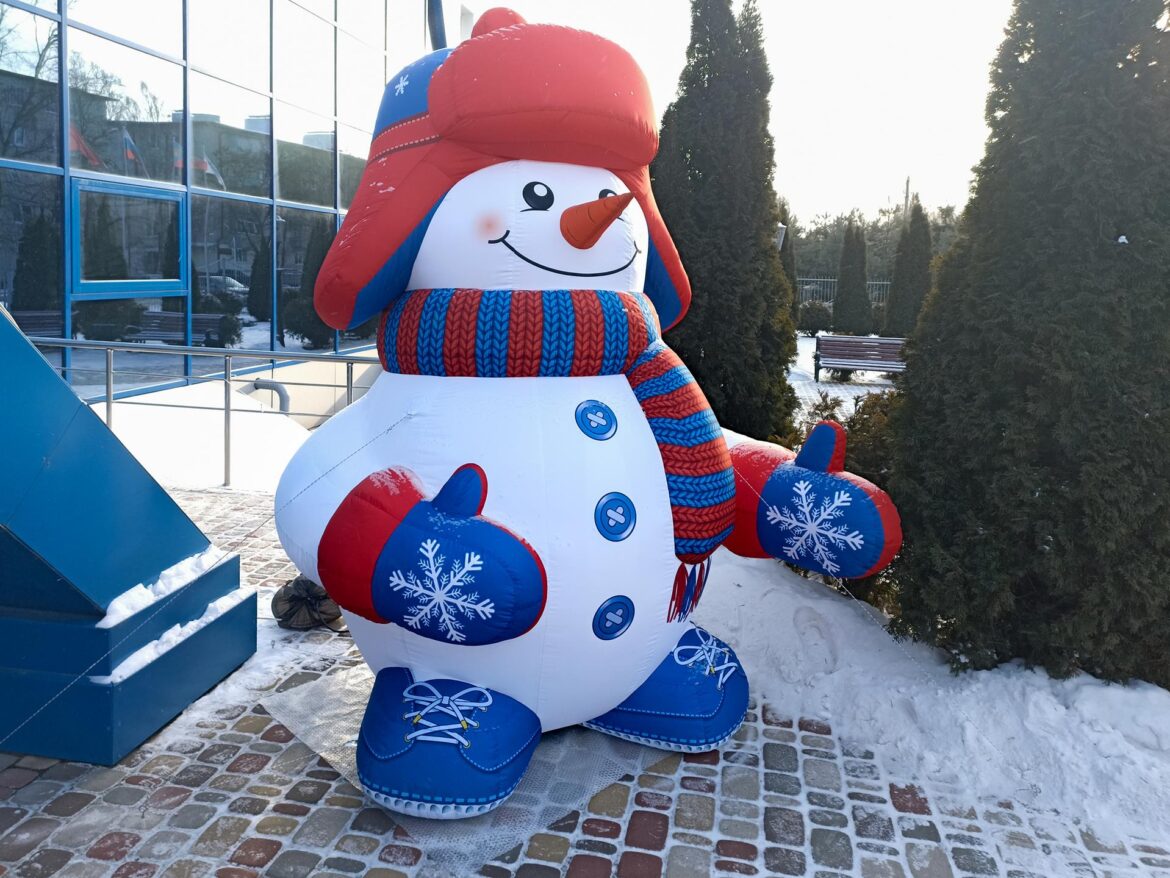 Не успел выпасть снег в Клинцах, а первый Снеговик здесь уже появился