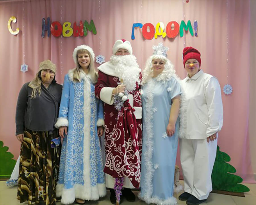 В Клинцах, в детской библиотеке, для читателей сыграно новогоднее сказочное представление