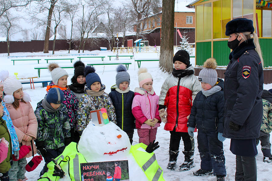 Госавтоинспекторы в Клинцах провели с дошколятами профилактическое мероприятие «Снеговик на страже безопасности дорожного движения!»