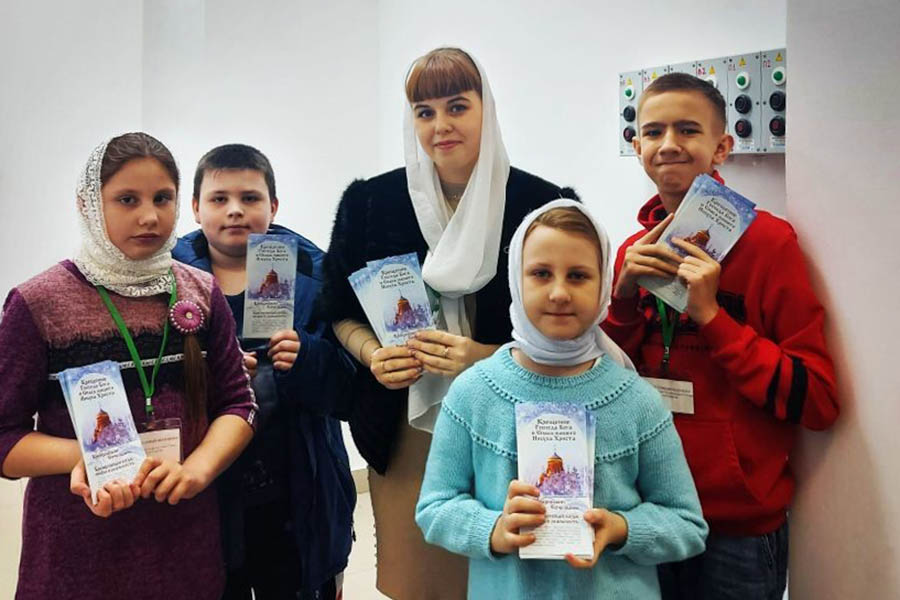 Православные волонтеры в Клинцах раздали листовки о предстоящем празднике Святого Богоявления