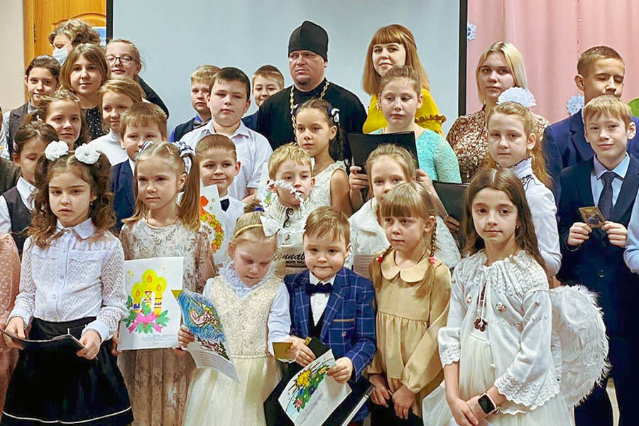 Воспитанники воскресной школы для школьников из Клинцов провели путешествие по православным праздникам «От Рождества до Крещения»