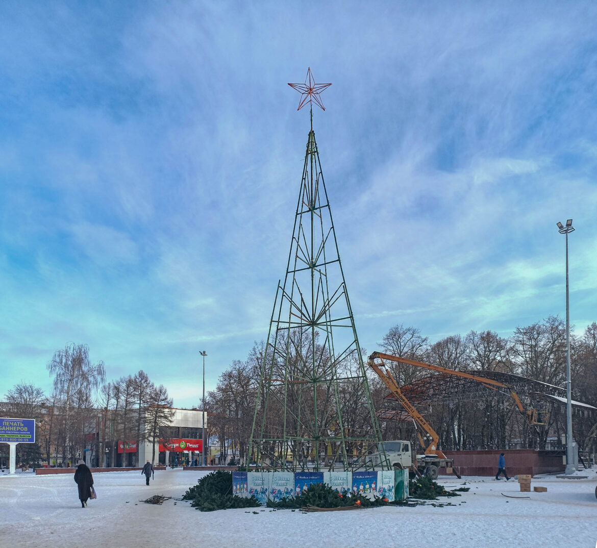 В Клинцах убирают новогодние ели