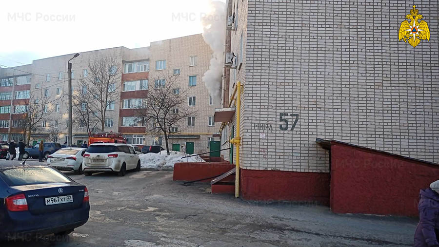 Утром 13 февраля в Клинцах огнеборцы эвакуировали людей из горящей квартиры по трехколенной лестнице
