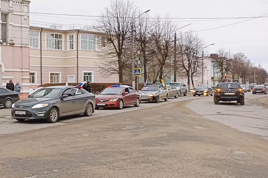 В Клинцах добровольцы провели автопробег в поддержку военнослужащих, которые участвуют в специальной военной операции в ДНР и ЛНР