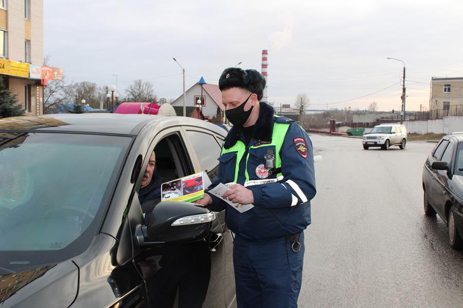 В Клинцах Брянской области автоинспекторы призвали водителей к безопасному поведению на дороге