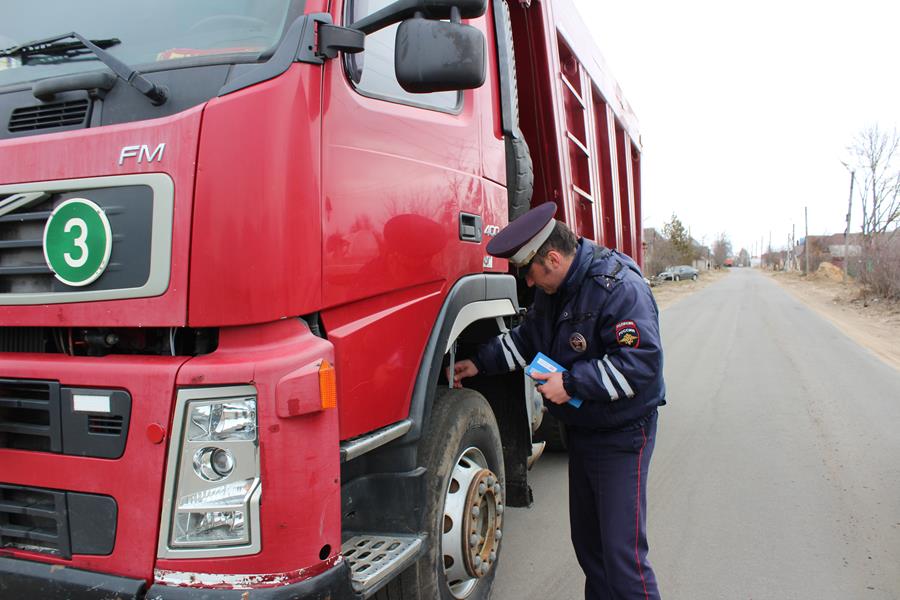 В Клинцах госавтоинспекторы проверяют грузовой транспорт на исправность
