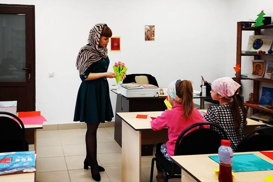 Воспитанники Воскресной школы при Богоявленском соборе в Клинцах изготовили оригинальные тюльпаны мамам и бабушкам