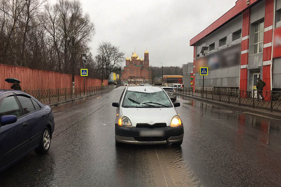 В Клинцах под колеса авто на пешеходном переходе возле ТРЦ «Московский» и моста через реку попал несовершеннолетний