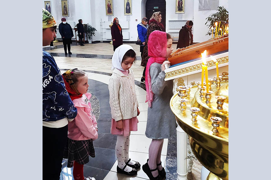Воспитанники воскресной школы при Богоявленском соборе города Клинцы знакомятся с историей предпасхальных церковных праздников