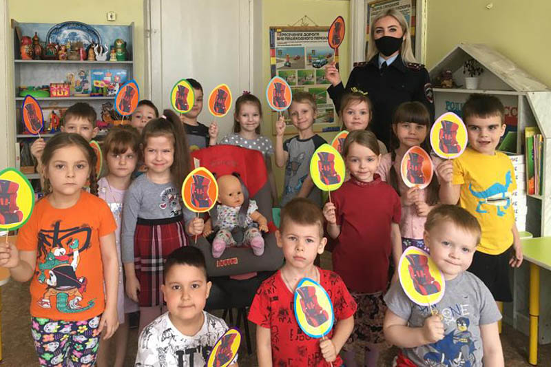 Госавтоинспекция города Клинцы совместно с дошколятами провели акцию «Пасхальный сувенир по ПДД»