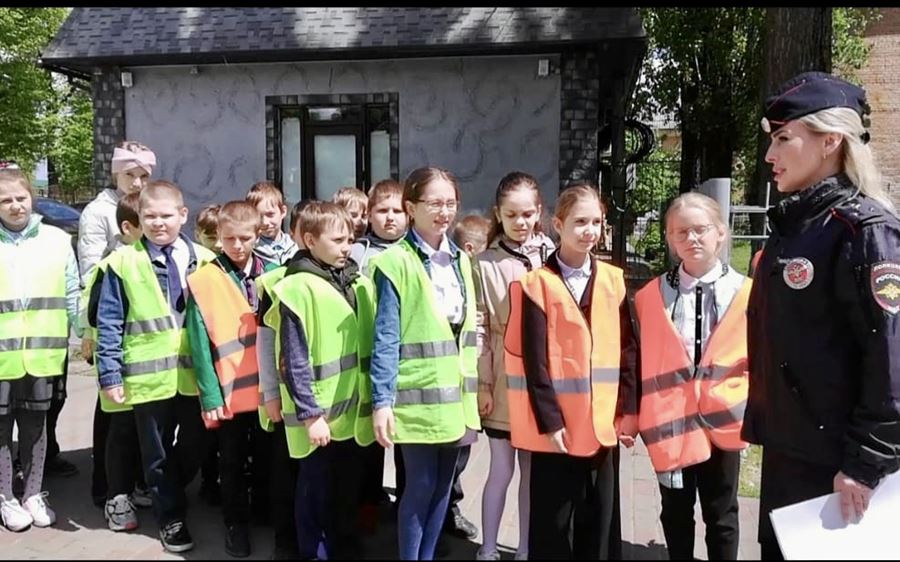 Сотрудники ГИБДД провели со школьниками профилактическое мероприятие «Шагающий автобус»