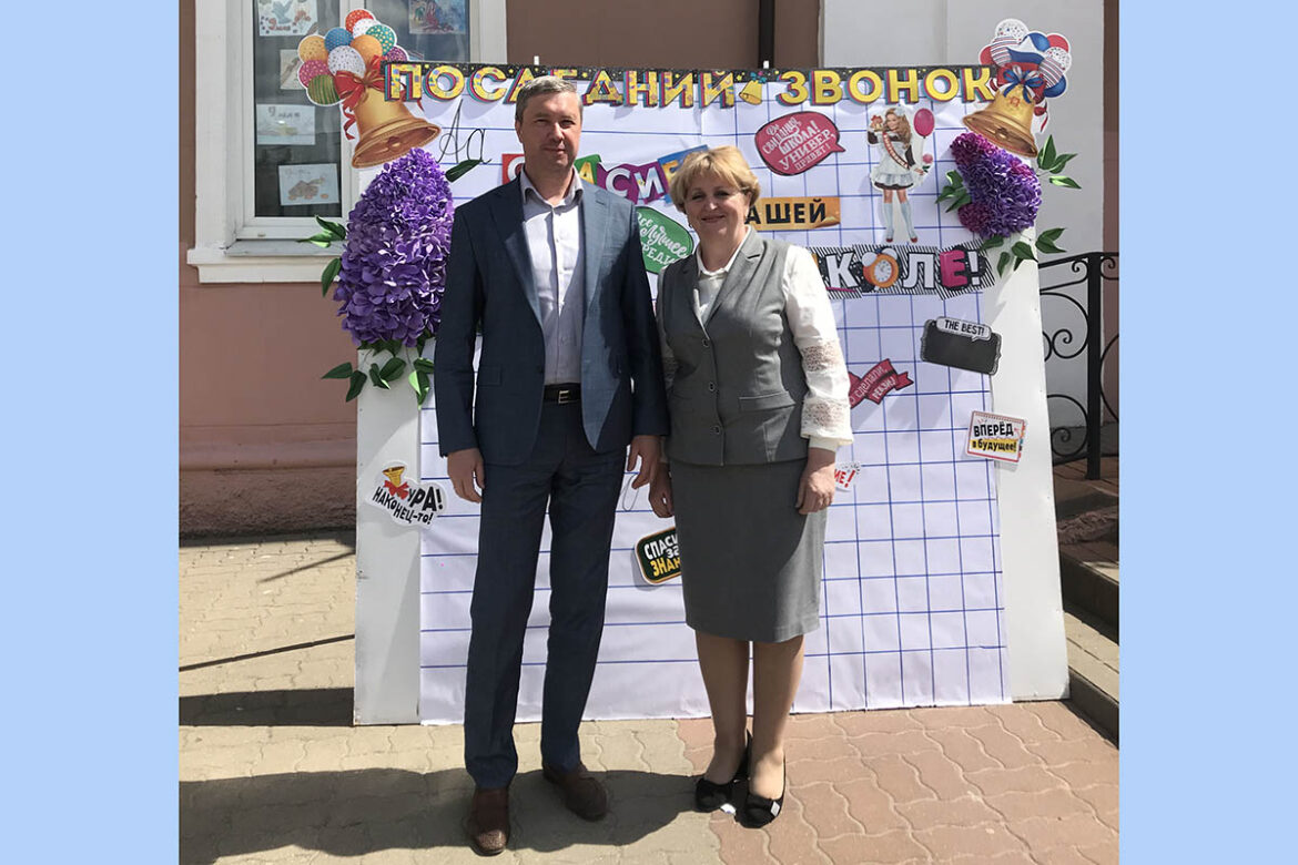 Мэр города Клинцы Сергей Евтеев поздравляет выпускников с Последним звонком