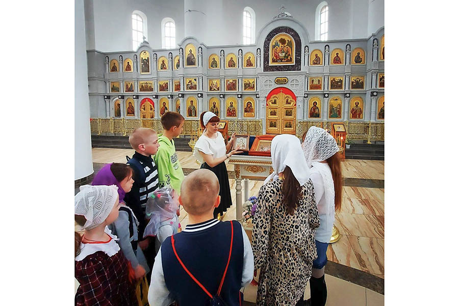 Воспитанникам воскресной школы при Богоявленском соборе рассказали о житие святителя Николая Чудотворца