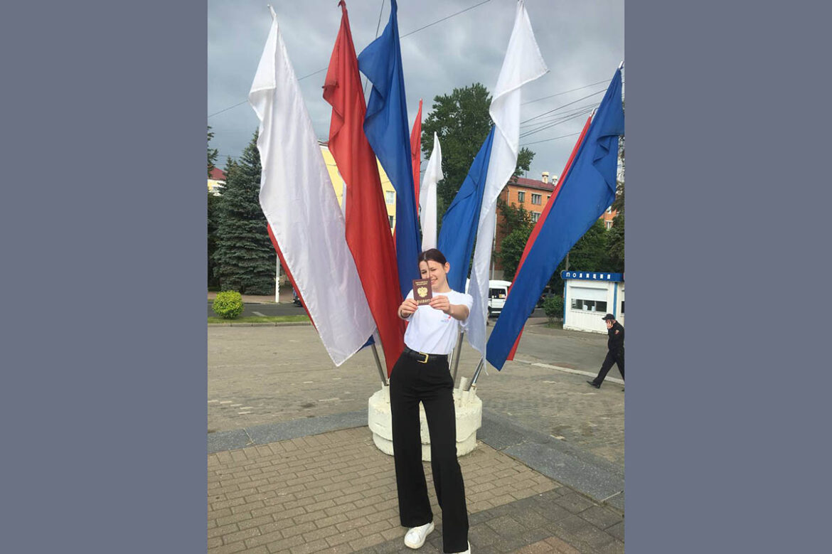 Активистке РДШ из Клинцов паспорт гражданина Российской Федерации вручил Александр Богомаз