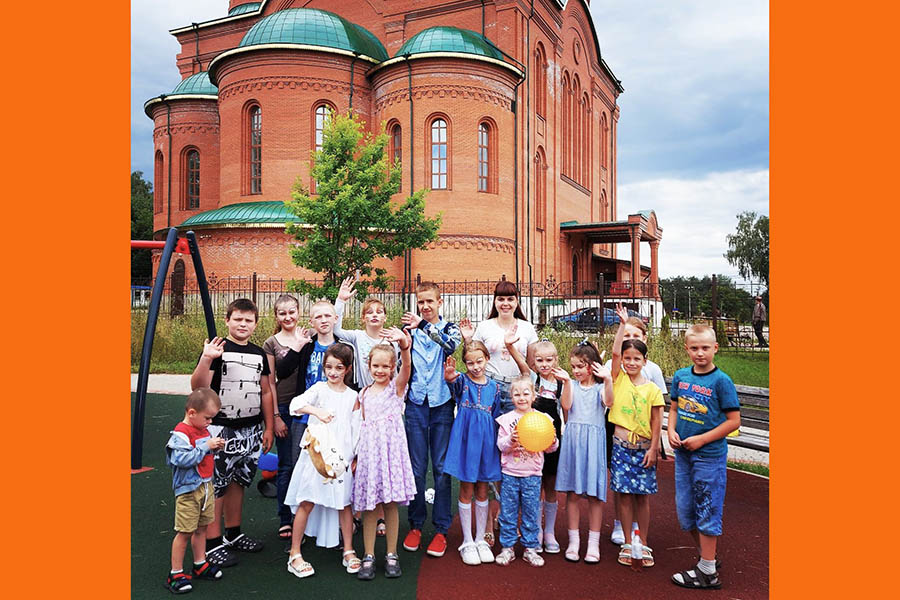 В кружке рукоделия при Богоявленском соборе в Клинцах изготавливают поделки по мотивам русской народной сказки