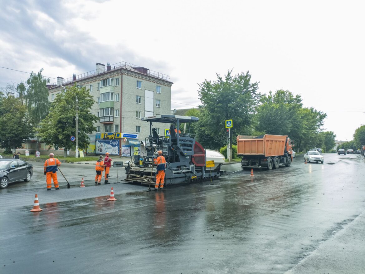 В Клинцах капитально отремонтировали половину автодороги по проспекту Ленина