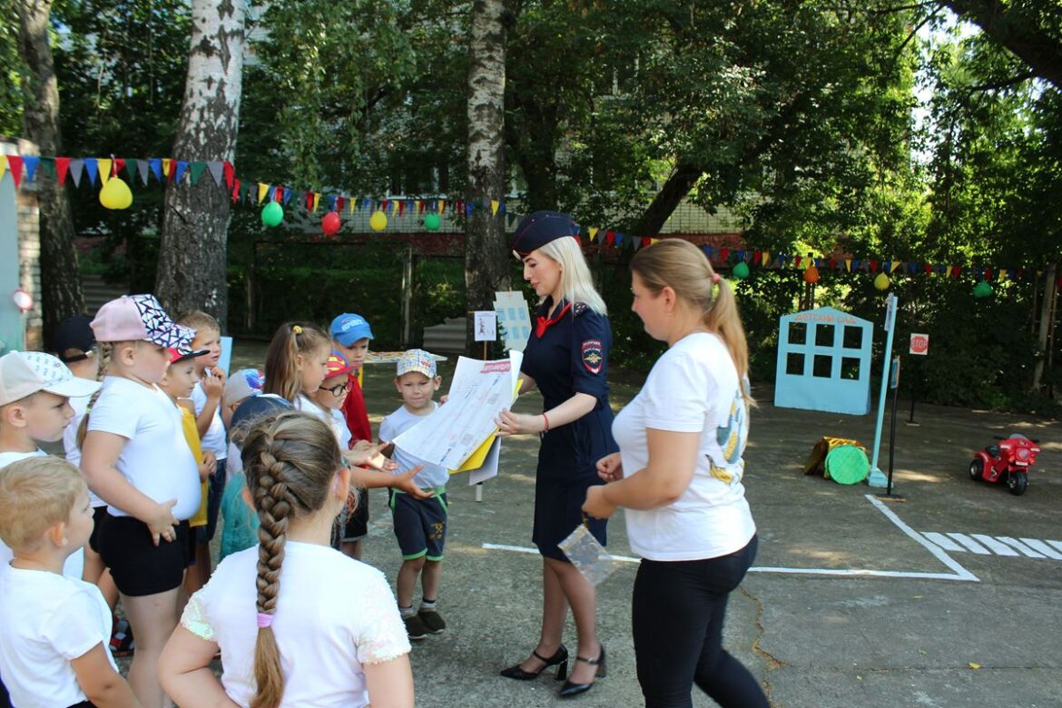 Сотрудники ГИБДД совместно с дошколятами провели профилактическое мероприятие «С днем Рождения Светофор»