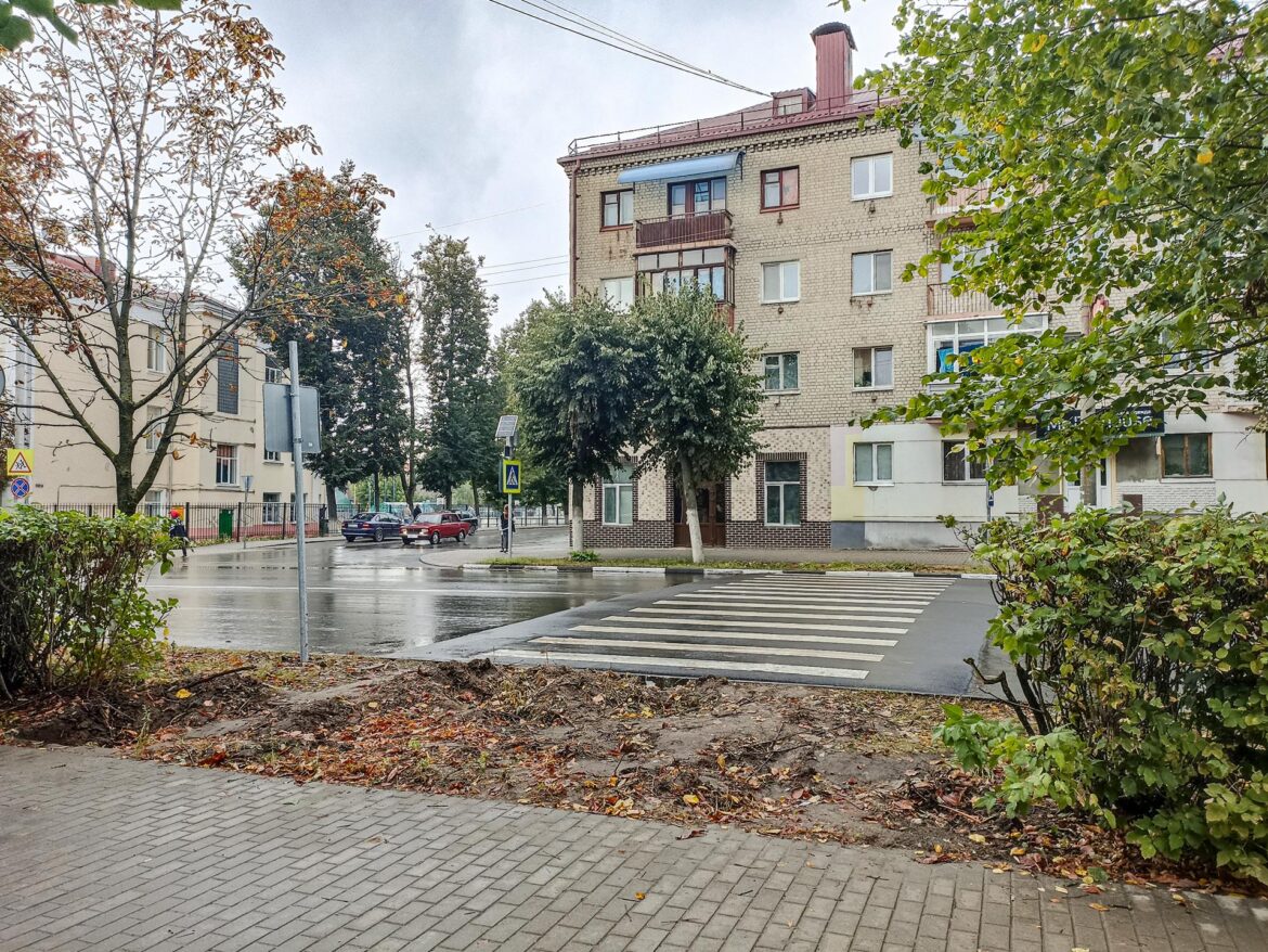В Клинцах возле гимназии № 1 им. Юрия Гагарина сдвинули пешеходный переход