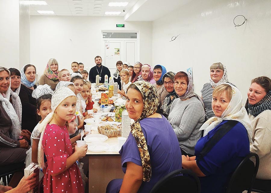 В воскресной школе при Богоявленском соборе воспитанники для людей старшего поколения провели День пожилого человека